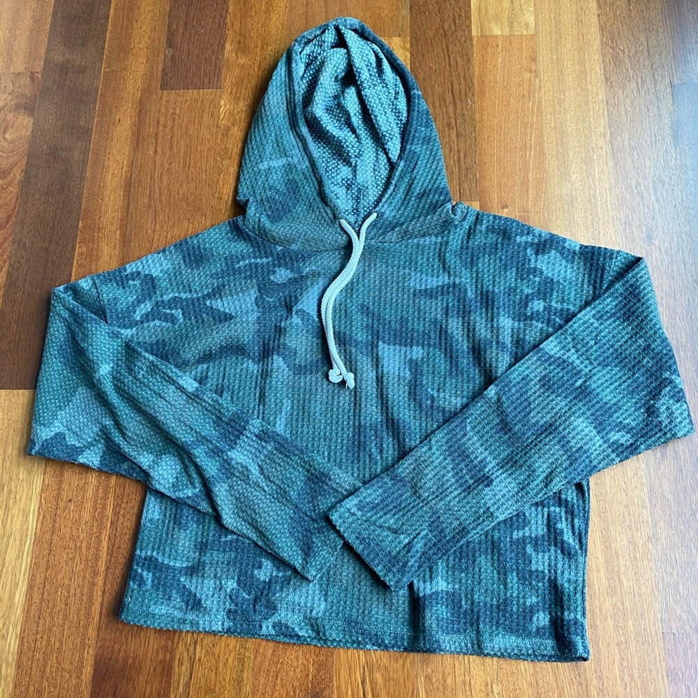 Camouflage cropped sweatshirt